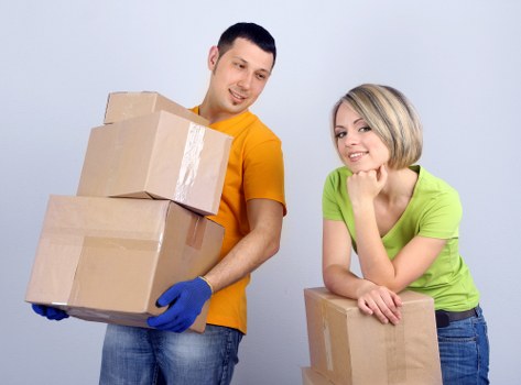 Removal vehicle arranged for a careful home or office move